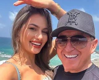 Amado Batista dá beijão em namorada em viagem a Fernando de Noronha