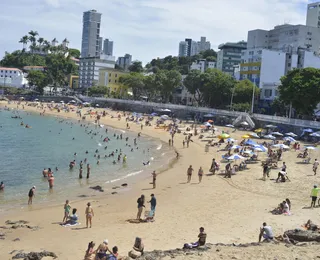 Ambulantes seguem regra e recolocam cadeiras na praia do Porto da Barra