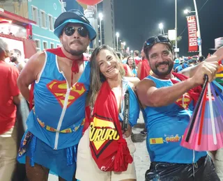 Amigos na vida e na folia: público curte Carnaval com intensidade