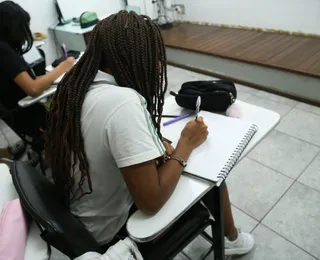 Ano letivo começa com a proibição do  uso recreativo de celulares nas escolas