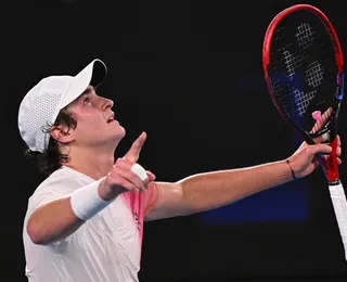 Aos 18 anos, João Fonseca vence número 9 do mundo no Australian Open