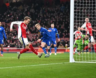 Arsenal segue ritmo do Liverpool na corrida pelo título