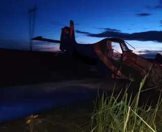 Avião agrícola cai em fazenda na Bahia após atingir fiação elétrica