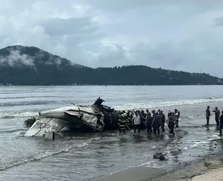 Avião cai em praia de Ubatuba, explode e deixa um morto