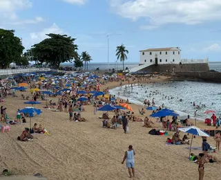 Polêmica no Porto da Barra: banhistas elogiam praia com menos sombreiros