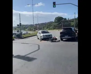 Batida entre quatro carros e uma moto deixa feridos na Via Regional