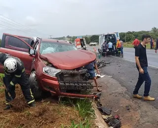 Batida entre caminhonetes termina com um morto e dois feridos na Bahia