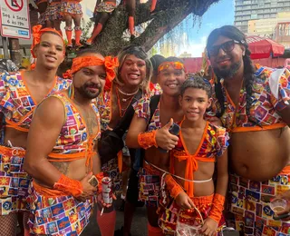 Bloco "As Muquiranas" arrasta foliões de todas as idades