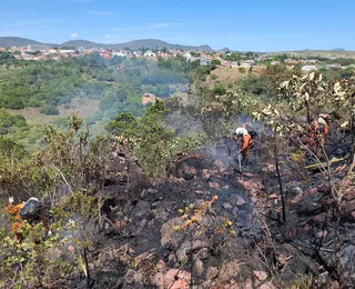 Bombeiros extinguem incêndios em três cidades da Bahia