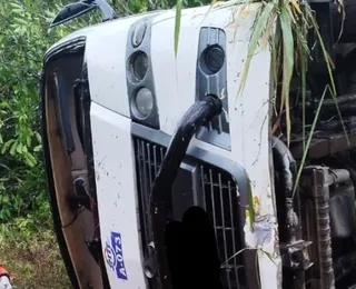 Bombeiros resgatam 27 vítimas de grave acidente com micro-ônibus