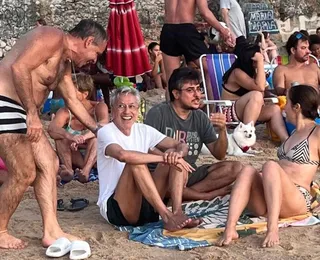 Caetano Veloso curte Porto da Barra em meio a protesto de ambulantes