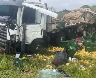 Caminhão cai em ribanceira e motorista morre na BA-026, na Bahia