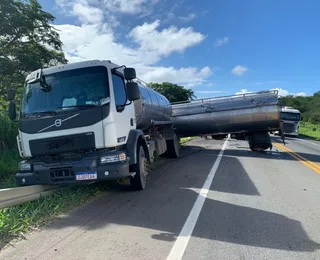 Caminhão-tanque e carro colidem em trecho da BR-116 na Bahia