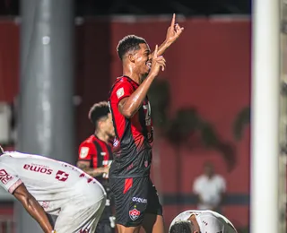 Carlinhos celebra estreia no Vitória: "muita alegria estar aqui"