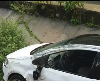 Carro cai em vala na Avenida Jayme Figura, em Salvador