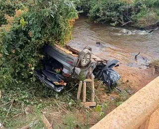 Carro com ministro do TST cai em ponte em rodovia