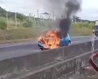 Vídeo: carro pega fogo na BR-324 em trecho do sentido Salvador