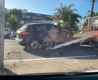 Carro fica destruído em acidente em Lauro de Freitas