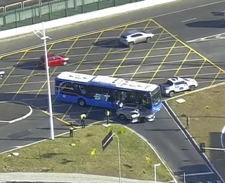 Carro invade faixa exclusiva e colide com ônibus do BRT em Salvador