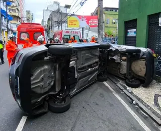 Carros capotam e deixam três feridos no Centro de Salvador; veja vídeo