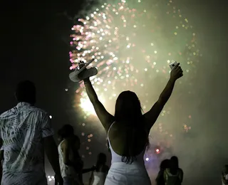 Pular 7 ondas, vestir roupa branca: conheça as tradições de Ano Novo