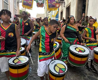 Celebrando as raízes jamaicanas, Olodum Mirim desfila pelas ruas do Pelô