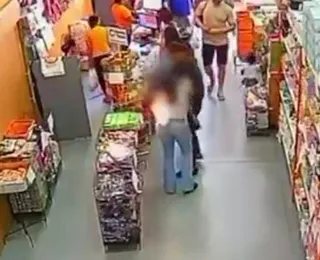 Celular explode no bolso de mulher que fazia compras; assista vídeo