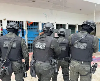 Celulares e armas: polícia faz apreensões no Conjunto Penal de Jequié