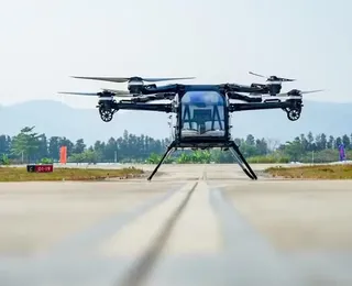 China mostra carro voador que pode ser guardado em outro carro; vídeo