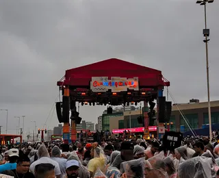 Chuva e palco 360⁰: fãs de samba lotam arena do Churrasquinho