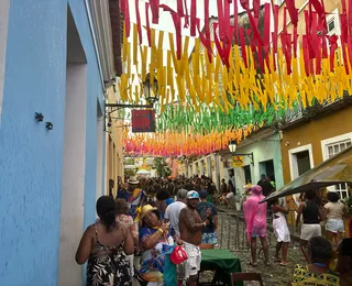 Chuva não desanima foliões no Pelourinho nesta segunda de Carnaval