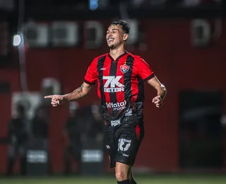 Claudinho celebra primeiro gol com a camisa do Vitória