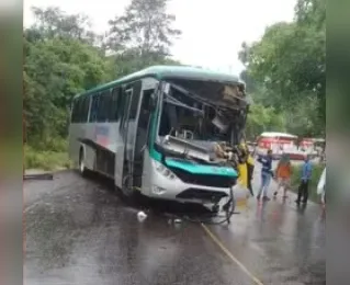 Colisão entre ônibus e carreta deixa feridos na BA-093, na Bahia