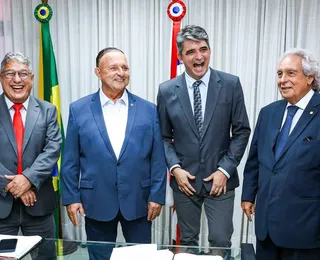 Com bandeira do Vitória, Marcone Amaral toma posse na Alba