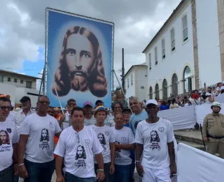 Com camisa de Jesus, fiéis da LBV participam da Lavagem do Bonfim