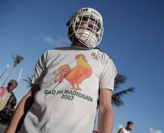 Com capacete de hóquei, folião se joga na folia no circuito Dodô