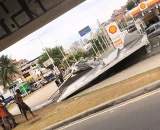 Contêiner de caminhão bate em viaduto e modifica trânsito na Vasco