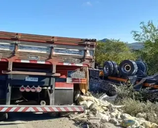 Dois homens morrem após engavetamento entre três caminhões na BR-407