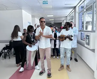 Emoção no hospital: músicos da Timbalada levam alegria para pacientes