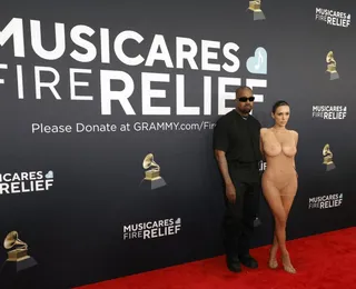 Esposa de Kanye West vai pelada ao Grammy e eles acabam expulsos