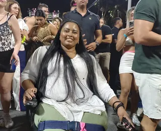 Foliã paraplégica viaja de SP sozinha para curtir Carnaval de Salvador