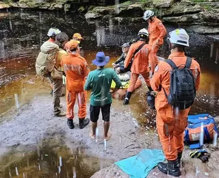 Homem cai de cachoeira de 5 metros na Bahia e sofre múltiplas fraturas