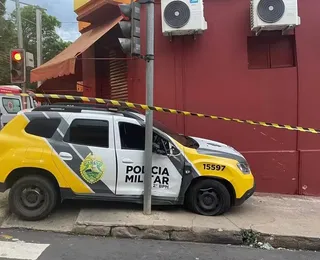 Homem furta viatura e morre após bater em poste