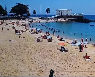 Protesto de ambulantes deixa praia do Porto da Barra sem cadeiras