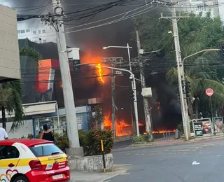 Incêndio atinge área externa de supermercado na Barra