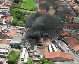 Incêndio atinge sete veículos em garagem de cooperativa na Bahia