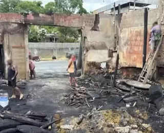 Incêndio de grandes proporções destrói carpintaria no sul da Bahia