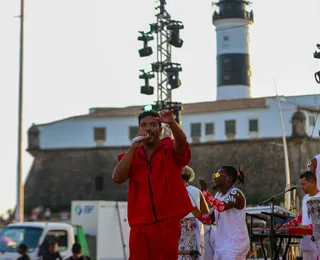 Já é Carnaval? Timbalada leva multidão para o Farol da Barra