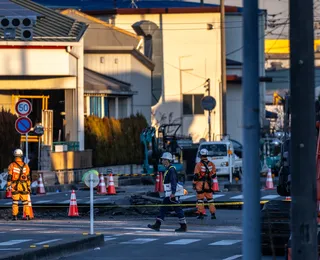 Japão tenta há 3 dias retirar idoso de caminhão que caiu em cratera