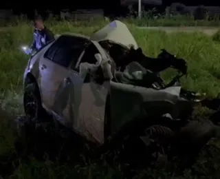 Jovem de 20 anos morre após batida entre carro e carreta na Bahia